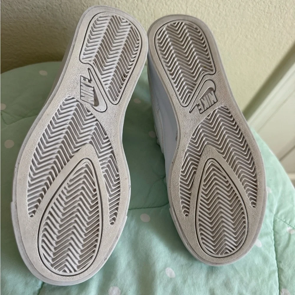 Nike Court Royale AC AO2810-102 White Sneakers Womens size 5.5